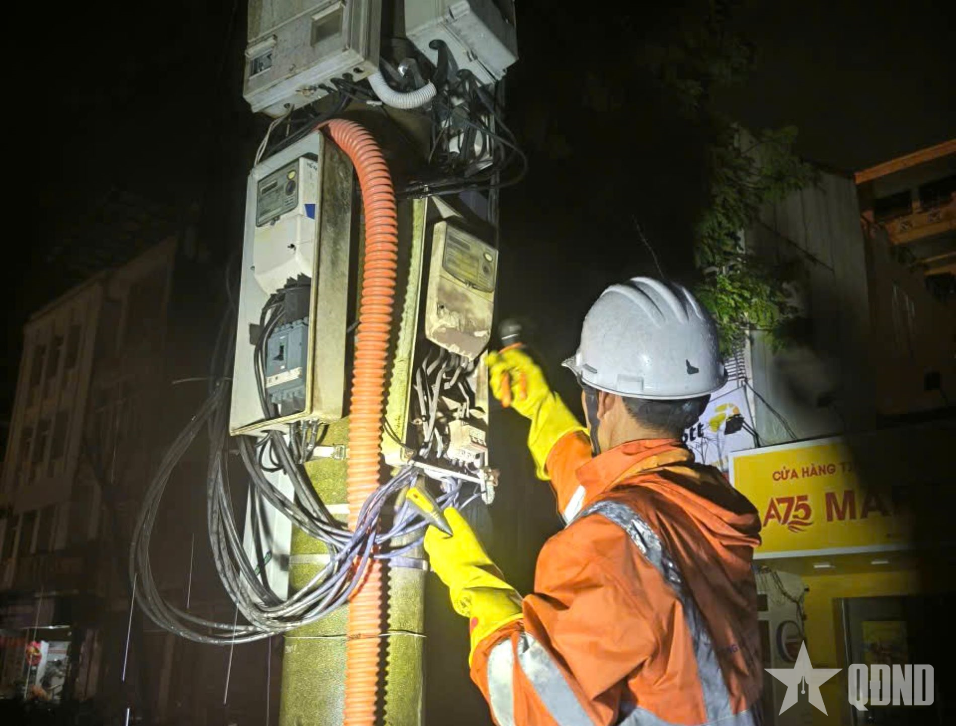 Gần 100% khách hàng tại miền Trung đã được khôi phục cấp điện sau mưa, lũ